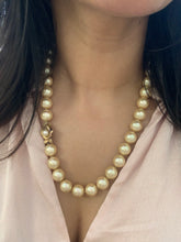 Load image into Gallery viewer, Vintage Chunky Pearl Flower Clasp Necklace