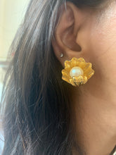 Load image into Gallery viewer, Vintage Pearl Shell Earrings