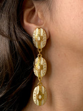 Load image into Gallery viewer, Vintage Daisy Drop Danglers