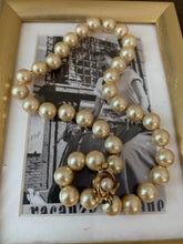 Load image into Gallery viewer, Vintage Chunky Pearl Flower Clasp Necklace