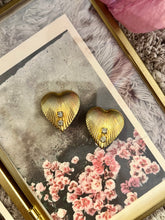 Load image into Gallery viewer, Vintage All Hearts Ribbed Stud Earrings