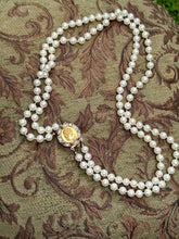 Load image into Gallery viewer, Vintage Cameo Pearl Necklace