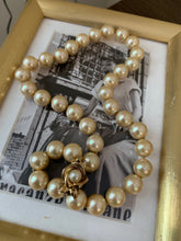 Load image into Gallery viewer, Vintage Chunky Pearl Flower Clasp Necklace