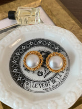 Load image into Gallery viewer, Vintage Pearl Gold Wreath Earrings