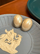 Load image into Gallery viewer, Vintage Oval Pearl Silver Earrings