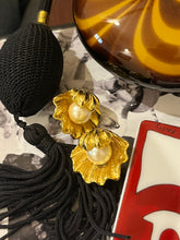 Load image into Gallery viewer, Vintage Pearl Shell Earrings