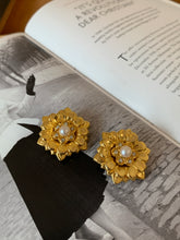 Load image into Gallery viewer, Vintage Flower Pearl Earrings