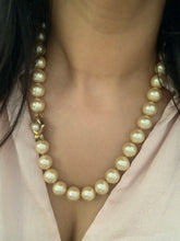 Load image into Gallery viewer, Vintage Chunky Pearl Flower Clasp Necklace