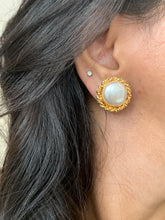 Load image into Gallery viewer, Vintage Pearl Gold Wreath Earrings