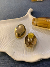 Load image into Gallery viewer, Vintage Agatha Oval Shell Studs