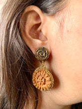 Load image into Gallery viewer, Vintage Shell Earrings
