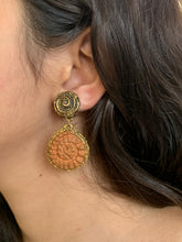 Load image into Gallery viewer, Vintage Shell Earrings
