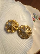 Load image into Gallery viewer, Vintage Chunky Gold Flower Earrings