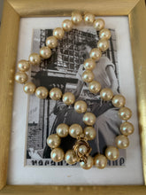 Load image into Gallery viewer, Vintage Chunky Pearl Flower Clasp Necklace