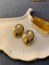Load image into Gallery viewer, Vintage Agatha Oval Shell Studs