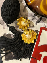 Load image into Gallery viewer, Vintage Pearl Shell Earrings