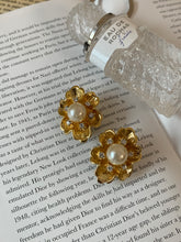 Load image into Gallery viewer, Vintage Flower Pearl Earrings