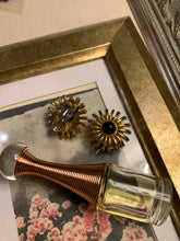 Load image into Gallery viewer, Vintage Black Stone Flower Earrings