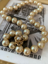 Load image into Gallery viewer, Vintage Chunky Pearl Flower Clasp Necklace