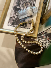 Load image into Gallery viewer, Vintage Pearl Gold Clasp Necklace