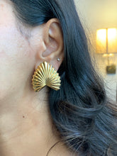 Load image into Gallery viewer, Vintage Upside Down Heart Earrings