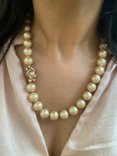Load image into Gallery viewer, Vintage Chunky Pearl Flower Clasp Necklace