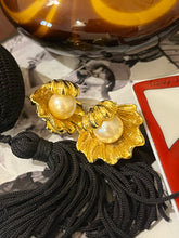 Load image into Gallery viewer, Vintage Pearl Shell Earrings