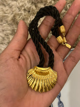 Load image into Gallery viewer, Vintage Golden Shell Necklace