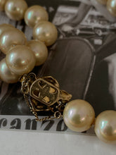 Load image into Gallery viewer, Vintage Chunky Pearl Flower Clasp Necklace