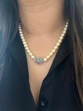 Load image into Gallery viewer, Vintage Silver Clasp Pearl Necklace