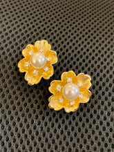 Load image into Gallery viewer, Flower Pearl Earrings