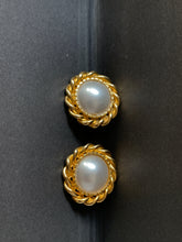Load image into Gallery viewer, Vintage Twisty Rope Pearl Round Earrings