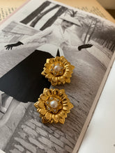 Load image into Gallery viewer, Vintage Flower Pearl Earrings