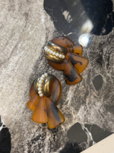 Load image into Gallery viewer, Vintage Faux Tortoise Shell Pearl Earrings