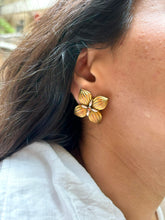 Load image into Gallery viewer, Vintage Gold Flower Earrings