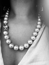Load image into Gallery viewer, Vintage Chunky Pearl Flower Clasp Necklace