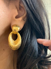 Load image into Gallery viewer, Vintage Gold Hammered Oval Loop Dangler Earrings