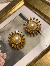 Load image into Gallery viewer, Vintage Spiral Pearl Earrings