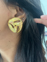 Load image into Gallery viewer, Vintage Gold Crossover Earrings