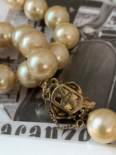 Load image into Gallery viewer, Vintage Chunky Pearl Flower Clasp Necklace