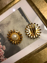 Load image into Gallery viewer, Vintage Spiral Pearl Earrings