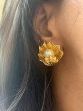 Load image into Gallery viewer, Vintage Pearl Shell Earrings