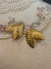 Load image into Gallery viewer, Vintage Upside Down Heart Earrings