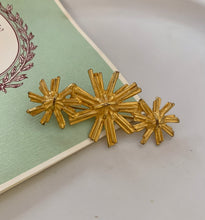 Load image into Gallery viewer, Vintage Flower Haystack Brooch