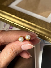 Load image into Gallery viewer, Pearl Pebble Studs