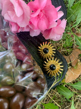 Load image into Gallery viewer, Vintage Black Stone Flower Earrings